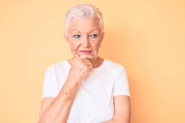 Senior Belle Femme Aux Yeux Bleus Aux Cheveux Gris Portant — Photo