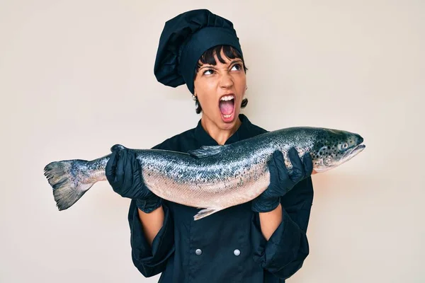 Mulher Bonita Morena Chef Profissional Segurando Peixe Salmão Fresco Irritado — Fotografia de Stock