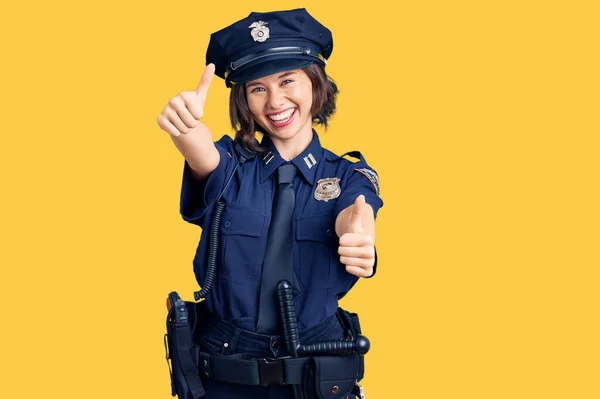 Joven Chica Hermosa Con Uniforme Policía Que Aprueba Hacer Gesto —  Fotos de Stock