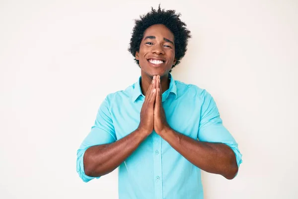 Нахабний Афро Американець Волоссям Афроамериканця Одягнений Повсякденний Одяг Який Молиться — стокове фото