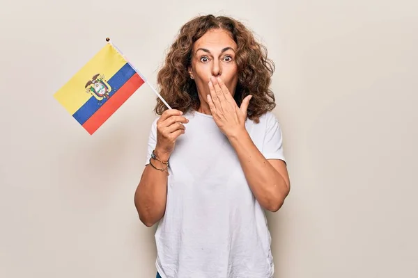 Medelåldern Vacker Patriotisk Kvinna Som Håller Colombian Flagga Över Isolerade — Stockfoto