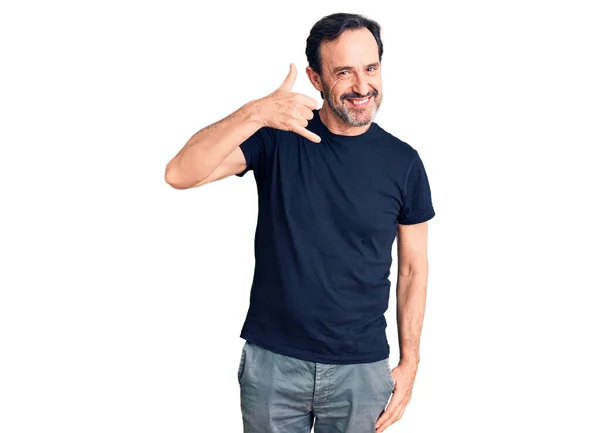 Ein Gutaussehender Mann Mittleren Alters Lässigen Shirt Lächelt Und Macht — Stockfoto