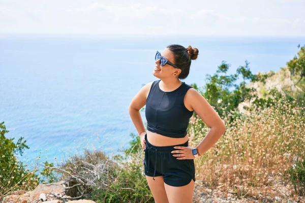 Jonge Spaanse Vrouw Met Sportkleding Een Glimlachende Zonnebril Staande Met — Stockfoto