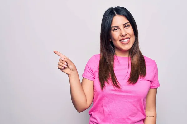 Jovem Bela Mulher Morena Vestindo Camiseta Rosa Casual Sobre Fundo — Fotografia de Stock