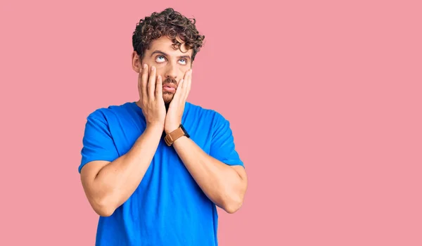 Junger Gutaussehender Mann Mit Lockigem Haar Trägt Lässige Kleidung Müde — Stockfoto