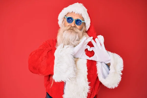 Alter Älterer Mann Weihnachtsmann Kostüm Und Sonnenbrille Verliebt Lächelnd Und — Stockfoto