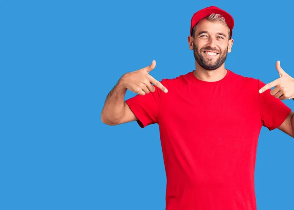 Jovem Loiro Bonito Vestindo Camiseta Boné Olhando Confiante Com Sorriso — Fotografia de Stock