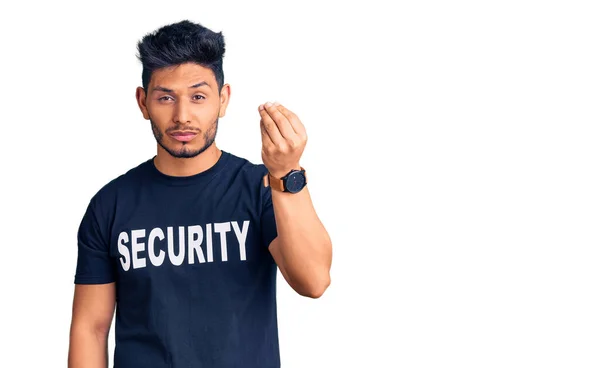 Όμορφος Λατίνος Αμερικανός Νεαρός Άνδρας Φορώντας Μπλουζάκι Ασφαλείας Κάνοντας Ιταλική — Φωτογραφία Αρχείου