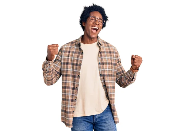 Bonito Homem Africano Americano Com Cabelo Afro Vestindo Roupas Casuais — Fotografia de Stock