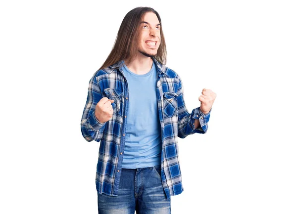 Молодой Взрослый Мужчина Длинными Волосами Повседневной Рубашке Взволнованный Успехом Поднятыми — стоковое фото
