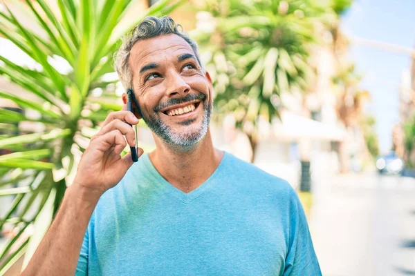 Uomo Dai Capelli Grigi Mezza Età Che Parla Sullo Smartphone — Foto Stock