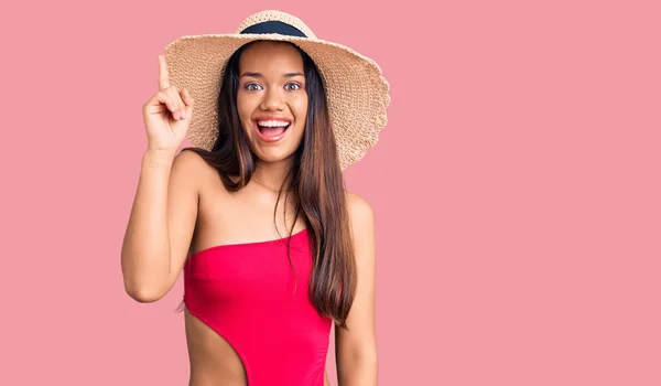 Junge Schöne Lateinamerikanische Mädchen Badebekleidung Und Sommermütze Mit Erhobenem Zeigefinger — Stockfoto