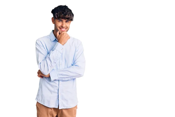 Joven Hombre Hispano Con Camisa Casual Mirando Confiado Cámara Sonriendo —  Fotos de Stock
