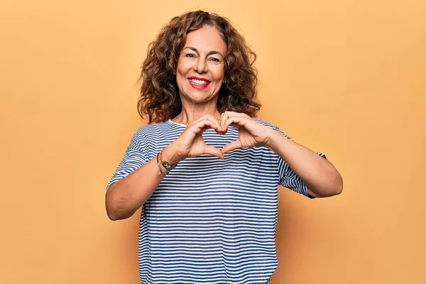 Middelbare Leeftijd Mooie Vrouw Dragen Gestreepte Shirt Staan Geïsoleerde Gele — Stockfoto