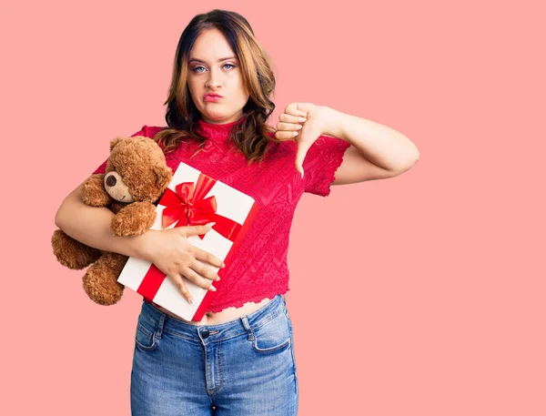 Junge Schöne Kaukasische Frau Mit Geschenk Und Teddybär Mit Wütendem — Stockfoto