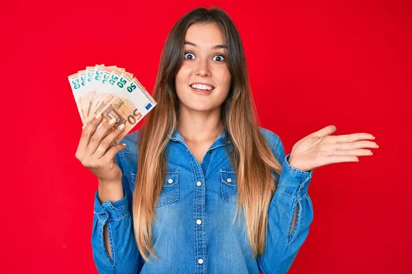 Hermosa Mujer Caucásica Sosteniendo Billetes Euros Celebrando Logro Con Sonrisa —  Fotos de Stock