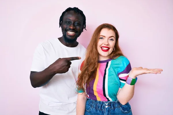 Interracial Par Bär Casual Kläder Förvånad Och Ler Mot Kameran — Stockfoto