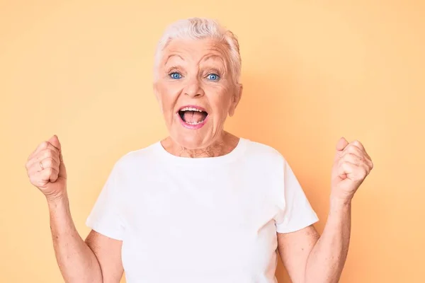 Mujer Mayor Hermosa Con Ojos Azules Pelo Gris Con Camiseta — Foto de Stock