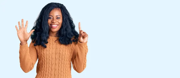 Красивая Африканская Американка Обычном Свитере Показывает Показывает Пальцами Номер Шесть — стоковое фото