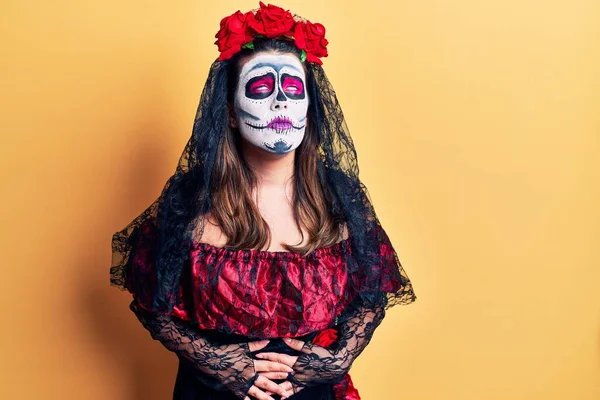 Mujer Joven Que Lleva Día Del Disfraz Muerto Sobre Amarillo — Foto de Stock