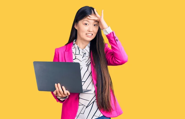 Young Beautiful Chinese Woman Using Laptop Stressed Frustrated Hand Head — Stock Photo, Image