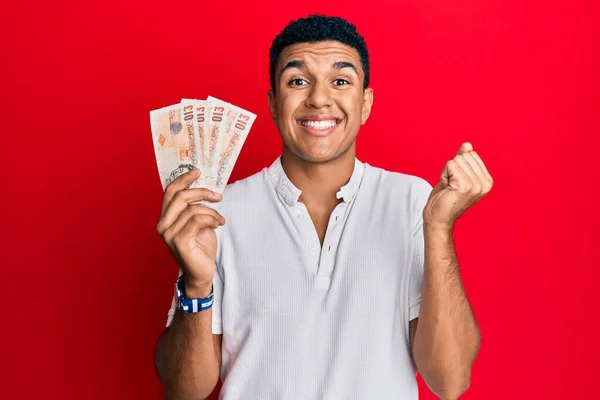 Joven Árabe Sosteniendo Reino Unido Billetes Libras Gritando Orgulloso Celebrando —  Fotos de Stock