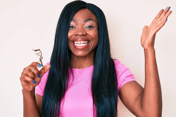 Junge Afroamerikanerin Mit Wimpernzange Feiert Sieg Mit Glücklichem Lächeln Und — Stockfoto