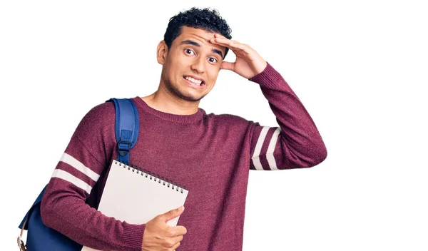 Hispanic Stilig Ung Man Bär Student Ryggsäck Och Anteckningsbok Stressad — Stockfoto