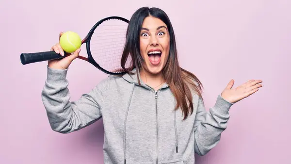 Jonge Mooie Sportvrouw Spelen Tennis Met Behulp Van Racket Bal — Stockfoto