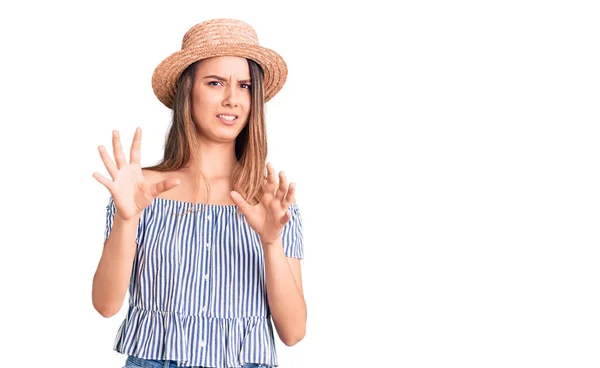 Junge Schöne Mädchen Mit Hut Und Shirt Angeekelten Ausdruck Unzufrieden — Stockfoto