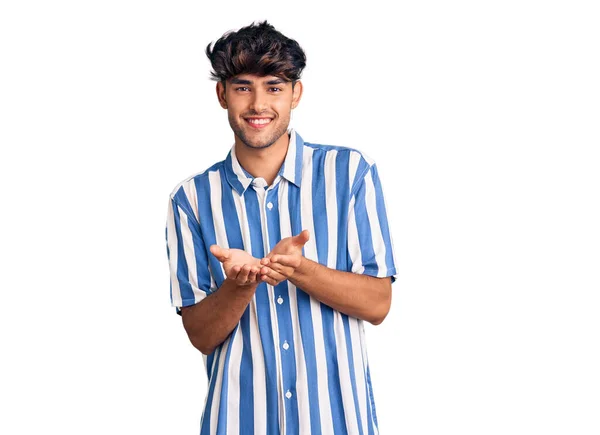 Joven Hispano Vestido Con Ropa Casual Sonriendo Con Las Palmas —  Fotos de Stock