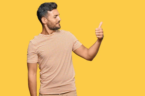 Bonito Homem Hispânico Vestindo Roupas Casuais Que Parecem Orgulhosos Sorrindo — Fotografia de Stock