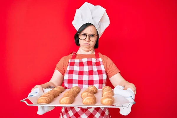 Bruneta Žena Downovým Syndromem Pekařské Uniformě Drží Domácí Chleba Depresi — Stock fotografie