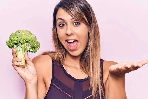 Ung Vacker Kvinna Som Håller Broccoli Firar Prestation Med Glada — Stockfoto