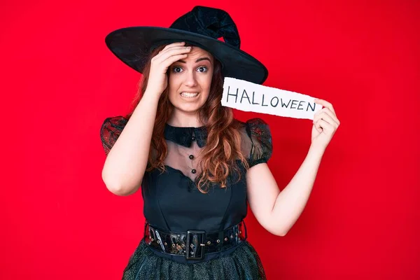 Jonge Mooie Vrouw Dragen Heks Kostuum Houden Papier Met Halloween — Stockfoto