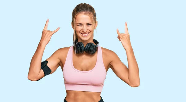 Mujer Rubia Joven Usando Ropa Gimnasio Usando Auriculares Gritando Con —  Fotos de Stock