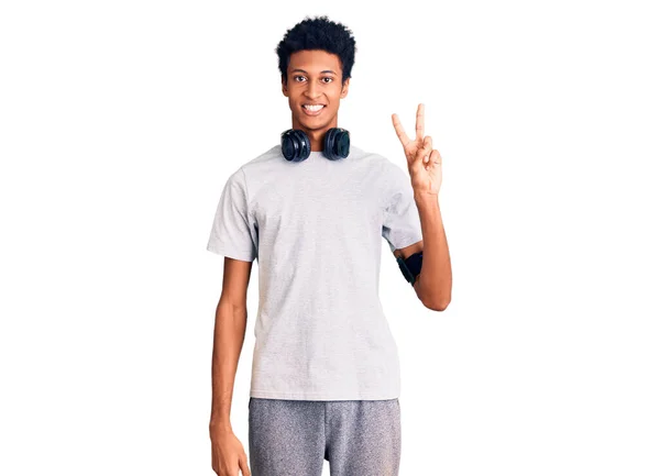 Mladý Africký Američan Tělocvičně Oblečení Pomocí Sluchátek Úsměvem Veselou Tváří — Stock fotografie