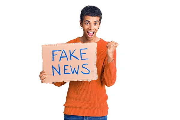 Giovane Africano Amercian Man Holding Fake News Banner Urlando Orgoglioso — Foto Stock