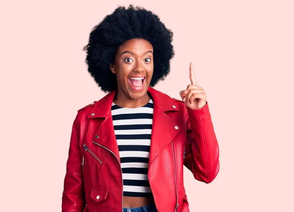 Ung Afrikansk Amerikansk Kvinna Med Röd Skinnjacka Som Pekar Finger — Stockfoto
