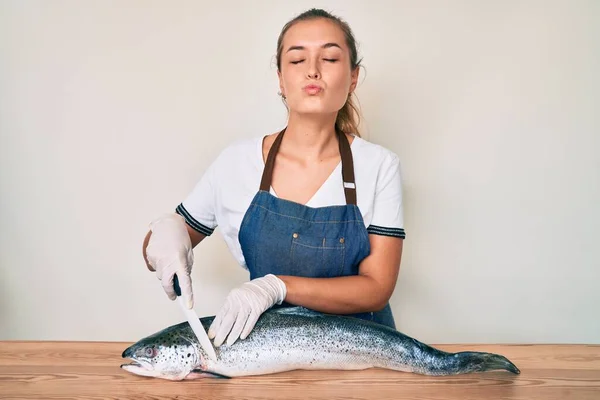 Bella Donna Caucasica Pescivendolo Che Vende Salmone Fresco Crudo Guardando — Foto Stock