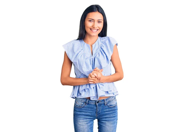 Menina Latina Bonita Nova Vestindo Roupas Casuais Com Mãos Juntas — Fotografia de Stock