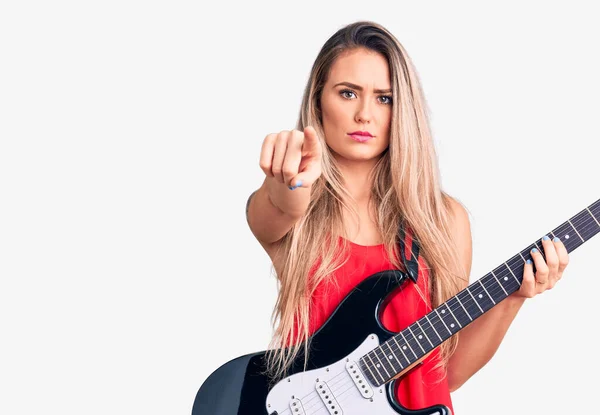 Jovem Bela Mulher Loira Tocando Guitarra Elétrica Apontando Com Dedo — Fotografia de Stock