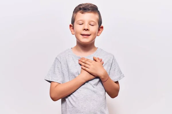 Ragazzo Biondo Carino Che Indossa Abiti Casual Sorridendo Con Mani — Foto Stock