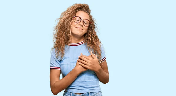 Prachtig Kaukasisch Tienermeisje Met Casual Kleding Bril Lachend Met Handen — Stockfoto