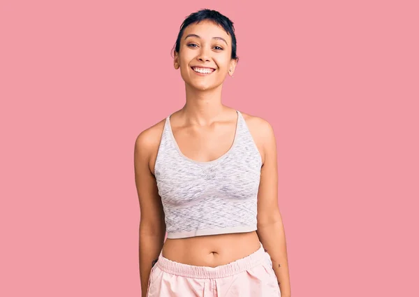 Jovem Mulher Vestindo Sportswear Olhar Positivo Feliz Sorrindo Com Sorriso — Fotografia de Stock