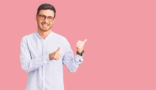 Beau Jeune Homme Avec Ours Portant Une Élégante Chemise Affaires — Photo