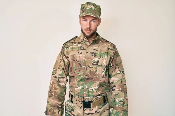 Joven Hombre Caucásico Con Camuflaje Uniforme Del Ejército Relajado Con — Foto de Stock