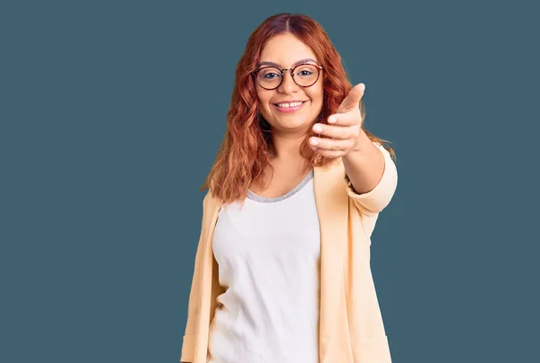 Mujer Latina Joven Vistiendo Ropa Negocios Sonriente Amable Ofreciendo Apretón — Foto de Stock