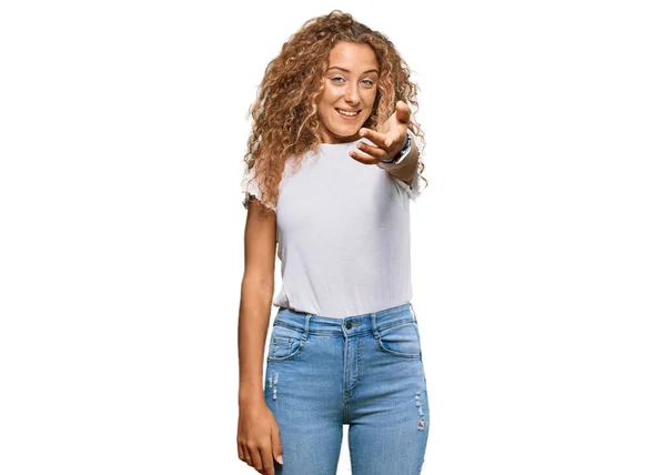 Mooi Kaukasisch Tiener Meisje Dragen Casual Wit Tshirt Glimlachend Vriendelijk — Stockfoto