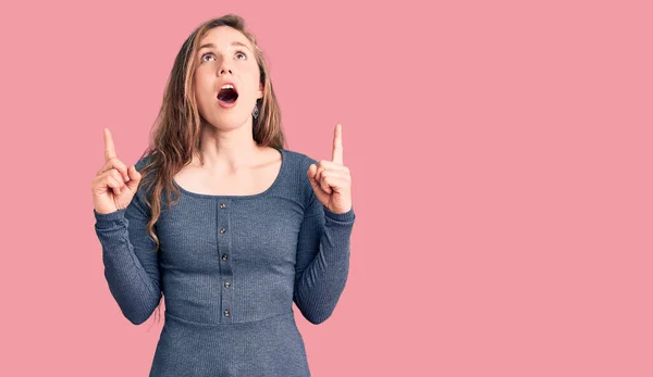 Young Beautiful Blonde Woman Wearing Casual Dress Amazed Surprised Looking — Stock Photo, Image